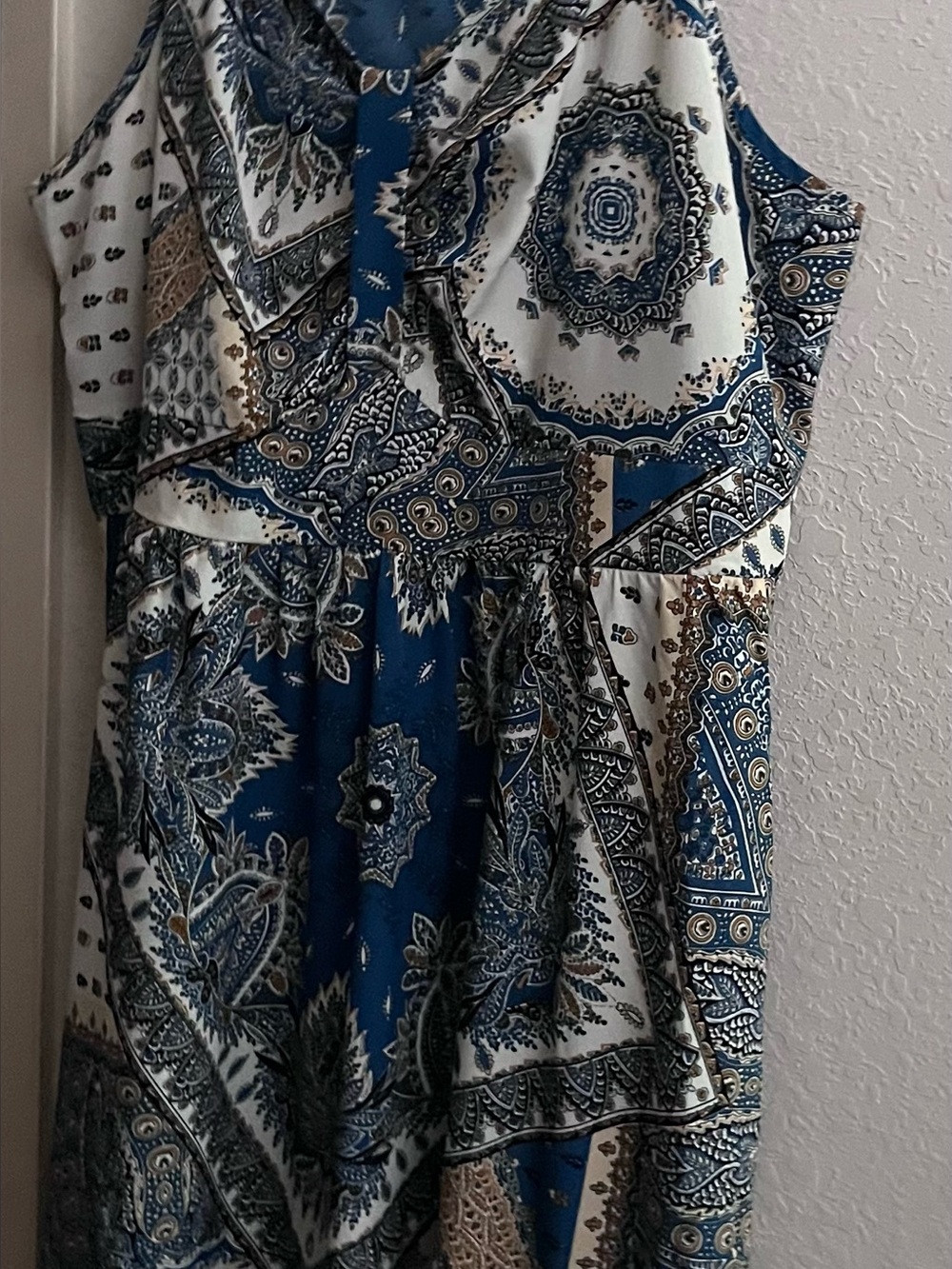 BloomChic Sleeveless Blue and White Paisley Print Women's maxi dress
